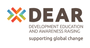Kuvassa v-kuvioiden muodostamana monivärinen kuvio ja teksti DEAR, Development Education and Awareness raising, supporting global change